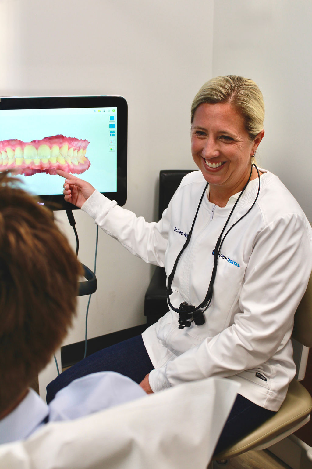 Dr. Kristin Nelson reviewing a digital scan with a patient
